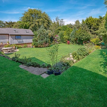 Westleigh Hotel Ashtead Екстериор снимка