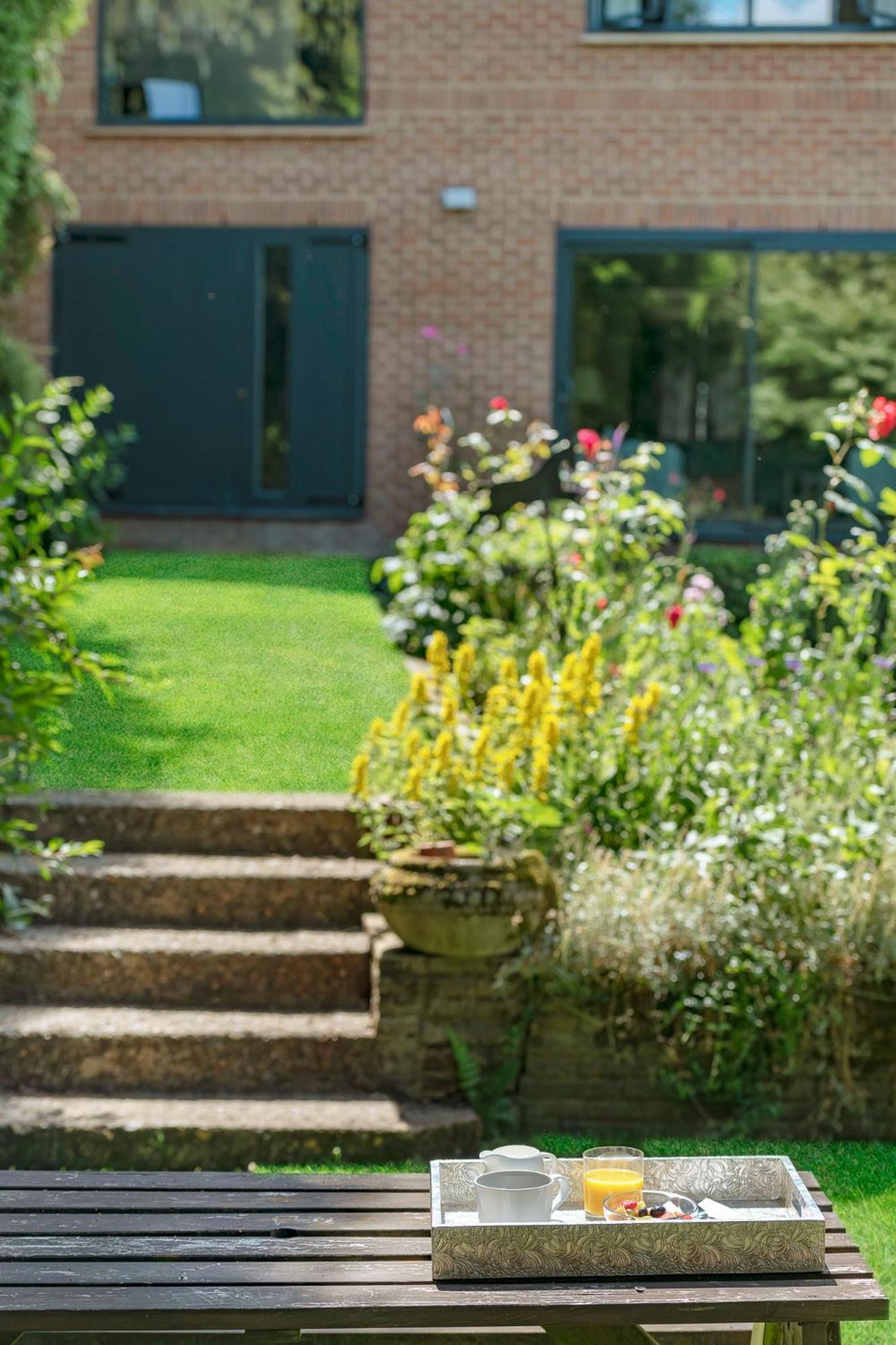Westleigh Hotel Ashtead Екстериор снимка