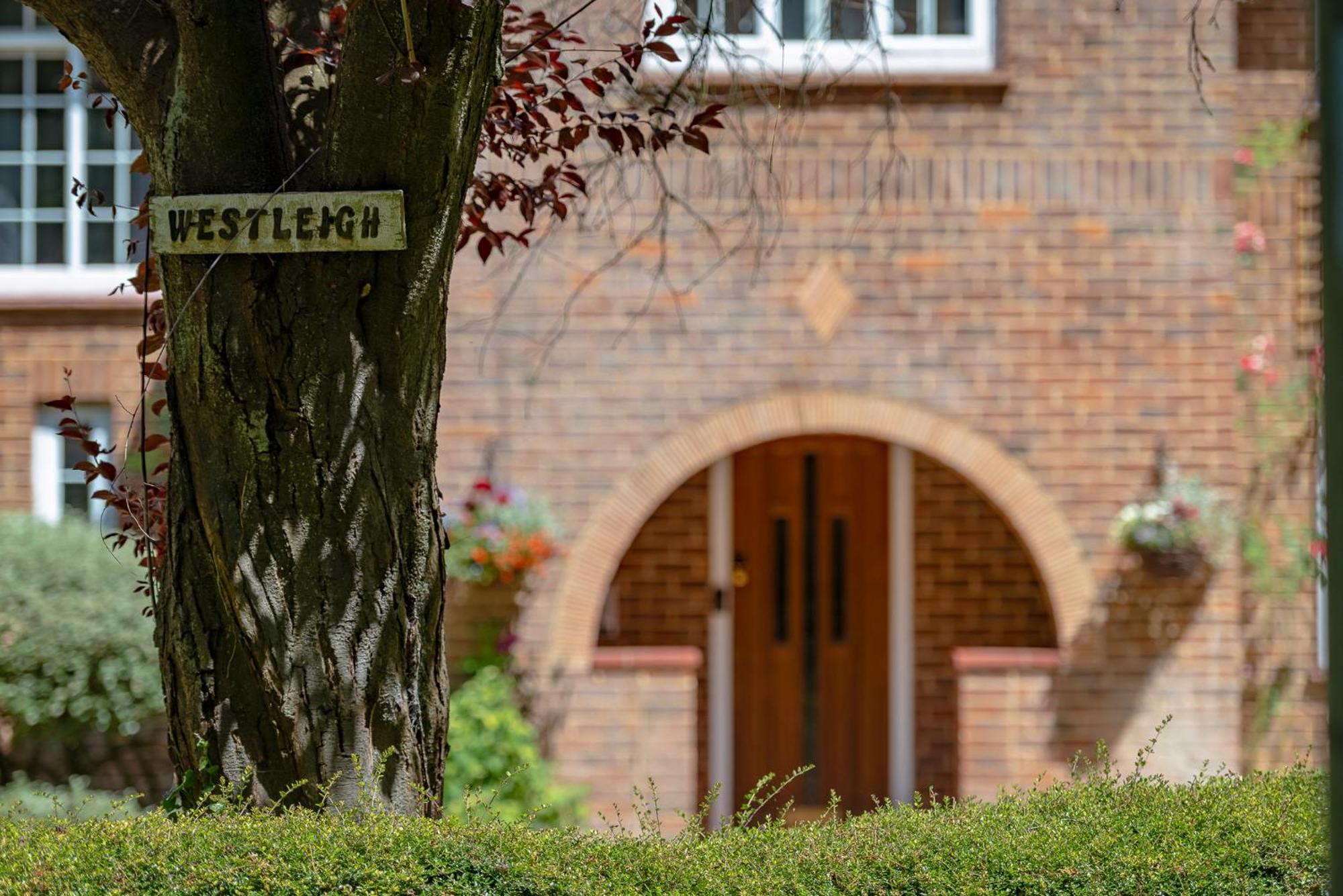 Westleigh Hotel Ashtead Екстериор снимка