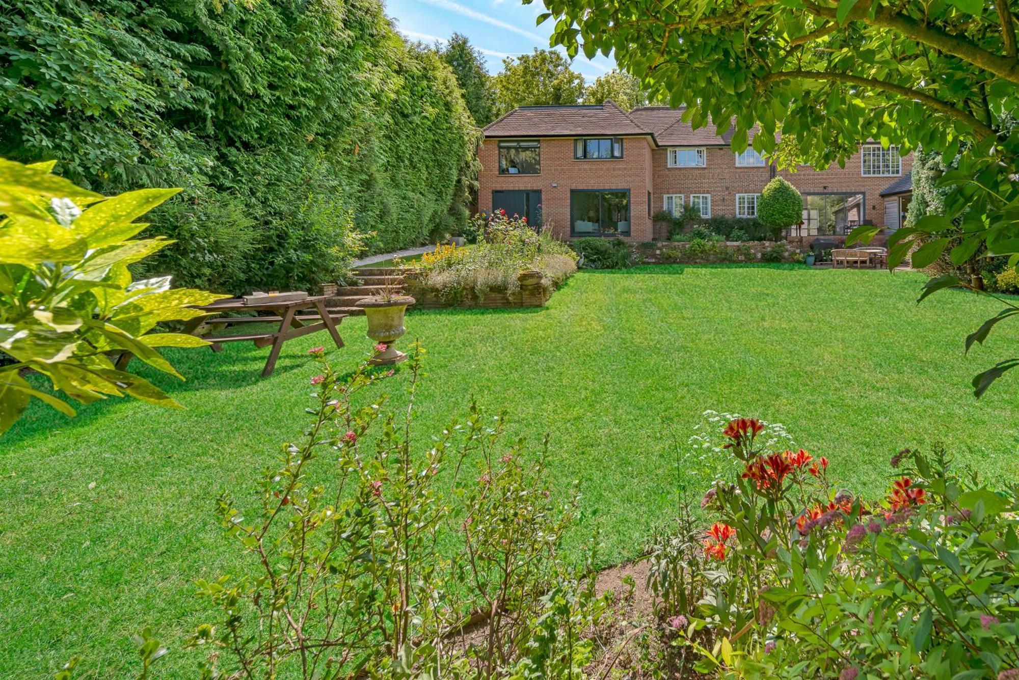 Westleigh Hotel Ashtead Екстериор снимка