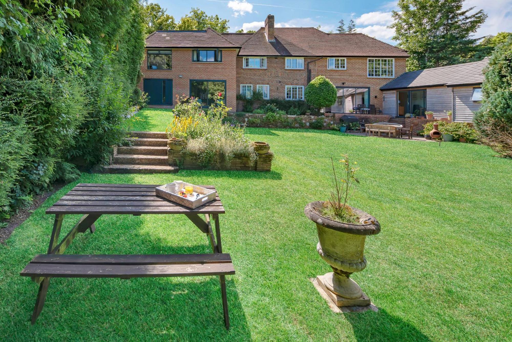 Westleigh Hotel Ashtead Екстериор снимка